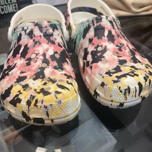 Pink multi crocs tie dye sz 6